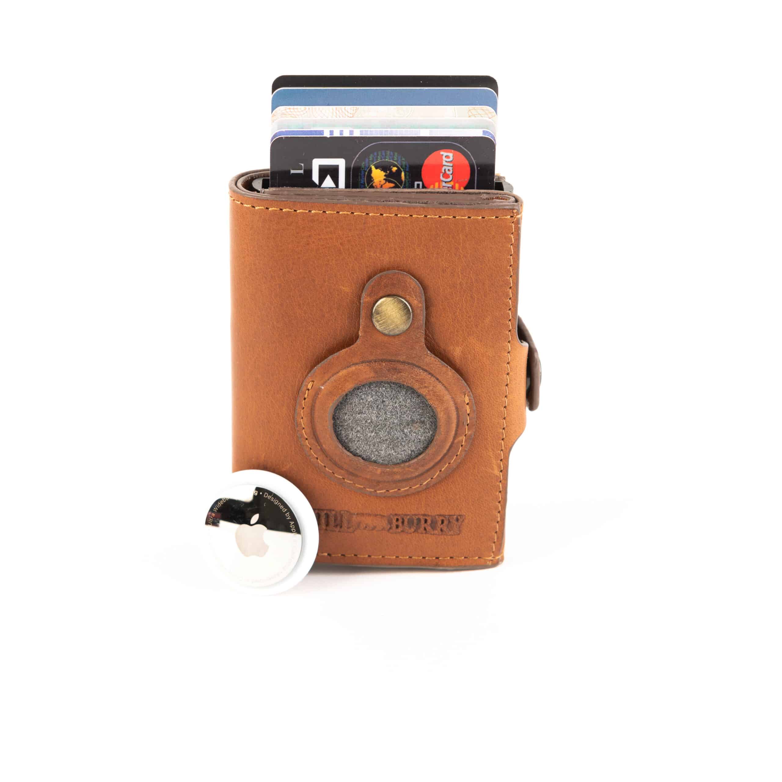 Hill Burry Cardholder AirTag. Braun. Echtleder, Aluminium Case. Herren Geldbörse, RFID Schutz ohne Münzfach, online kaufen. Lederdeele Delbrück, Paderborn_03 Hill Burry Cardholder AirTag Edition aus hochwertigem Echtleder. Farbe braun. Aluminium Case in geöltem und pflanzlich gegerbtem Rindleder, RFID geschützt. Mit Scheinfach, ohne Münzfach. Geldbörse für Herren online kaufen bei Lederdeele Engelmeier aus Delbrück. Lederwaren Ostwestfalen. Ansicht Vorderseite Steckfach (Lieferung ohne AirTag)