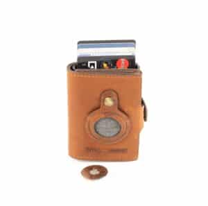 Hill Burry Cardholder AirTag Edition aus hochwertigem Echtleder. Farbe braun. Aluminium Case in geöltem und pflanzlich gegerbtem Rindleder, RFID geschützt. Mit Scheinfach, ohne Münzfach. Geldbörse für Herren online kaufen bei Lederdeele Engelmeier aus Delbrück. Lederwaren Ostwestfalen. Ansicht Vorderseite Beispielkarten