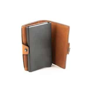 Hill Burry Cardholder AirTag Edition aus hochwertigem Echtleder. Farbe braun. Aluminium Case in geöltem und pflanzlich gegerbtem Rindleder, RFID geschützt. Mit Scheinfach, ohne Münzfach. Geldbörse für Herren online kaufen bei Lederdeele Engelmeier aus Delbrück. Lederwaren Ostwestfalen. Ansicht Alu Case