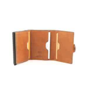 Hill Burry Cardholder AirTag Edition aus hochwertigem Echtleder. Farbe braun. Aluminium Case in geöltem und pflanzlich gegerbtem Rindleder, RFID geschützt. Mit Scheinfach, ohne Münzfach. Geldbörse für Herren online kaufen bei Lederdeele Engelmeier aus Delbrück. Lederwaren Ostwestfalen. Ansicht Innenansicht