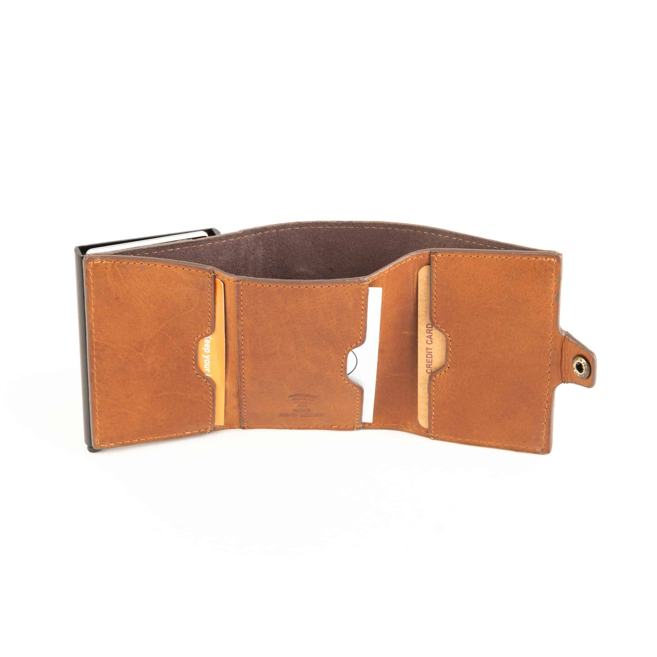 Hill Burry Cardholder AirTag. Braun. Echtleder, Aluminium Case. Herren Geldbörse, RFID Schutz ohne Münzfach, online kaufen. Lederdeele Delbrück, Paderborn_07 Hill Burry Cardholder AirTag Edition aus hochwertigem Echtleder. Farbe braun. Aluminium Case in geöltem und pflanzlich gegerbtem Rindleder, RFID geschützt. Mit Scheinfach, ohne Münzfach. Geldbörse für Herren online kaufen bei Lederdeele Engelmeier aus Delbrück. Lederwaren Ostwestfalen. Ansicht Scheinfach