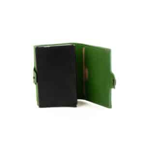 Hill Burry Cardholder AirTag Edition aus hochwertigem Echtleder. Farbe grün. Aluminium Case in geöltem und pflanzlich gegerbtem Rindleder, RFID geschützt. Mit Scheinfach, ohne Münzfach. Geldbörse für Herren online kaufen bei Lederdeele Engelmeier aus Delbrück. Lederwaren Ostwestfalen. Ansicht Alu Case