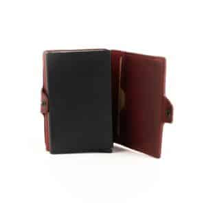 Hill Burry Cardholder AirTag Edition aus hochwertigem Echtleder. Farbe Rot. Aluminium Case in geöltem und pflanzlich gegerbtem Rindleder, RFID geschützt. Mit Scheinfach, ohne Münzfach. Geldbörse für Herren online kaufen bei Lederdeele Engelmeier aus Delbrück. Lederwaren Ostwestfalen. Ansicht Alu Case