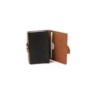 Hill Burry Cardholder aus hochwertigem Echtleder. Farbe braun. Aluminium Case in geöltem und pflanzlich gegerbtem Rindleder, RFID geschützt. Mit Scheinfach, ohne Münzfach. Geldbörse für Herren online kaufen bei Lederdeele Engelmeier aus Delbrück. Lederwaren Ostwestfalen. Ansicht Alu Case für 6 Karten