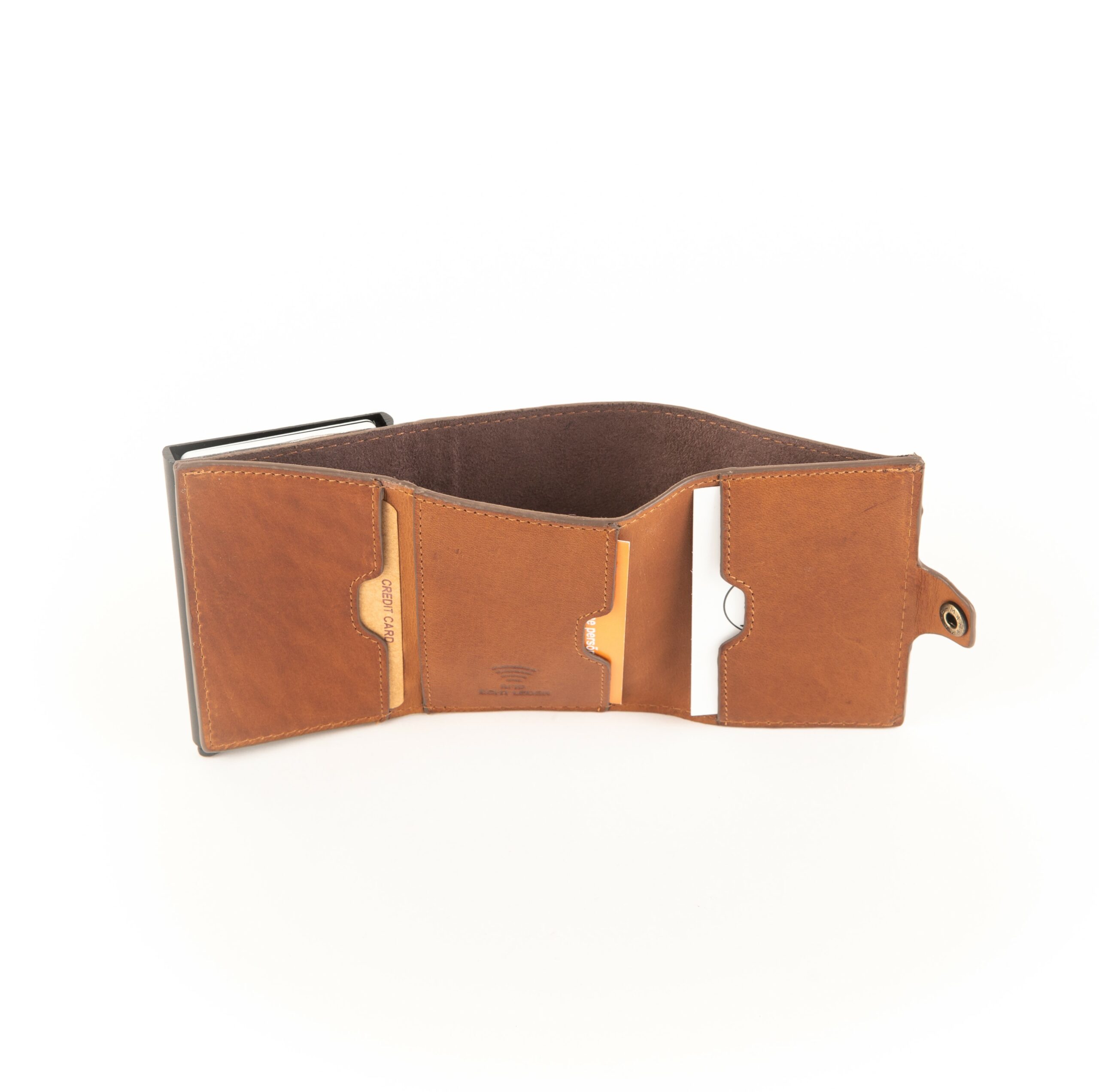 Hill Burry Cardholder. Braun. Echtleder, Aluminium Case. Herren Geldbörse, RFID Schutz ohne Münzfach, online kaufen. Lederdeele Delbrück, Paderborn_06 Hill Burry Cardholder aus hochwertigem Echtleder. Farbe braun. Aluminium Case in geöltem und pflanzlich gegerbtem Rindleder, RFID geschützt. Mit Scheinfach, ohne Münzfach. Geldbörse für Herren online kaufen bei Lederdeele Engelmeier aus Delbrück. Lederwaren Ostwestfalen. Ansicht Scheinfach