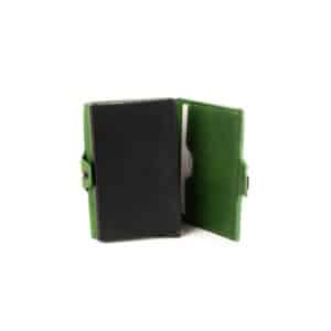 Hill Burry Cardholder aus hochwertigem Echtleder. Farbe braun. Aluminium Case in geöltem und pflanzlich gegerbtem Rindleder, RFID geschützt. Mit Scheinfach, ohne Münzfach. Geldbörse für Herren online kaufen bei Lederdeele Engelmeier aus Delbrück. Lederwaren Ostwestfalen. Ansicht Alu Case für 6 Karten