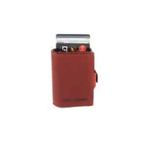 Hill Burry Cardholder aus hochwertigem Echtleder. Farbe Rot. Aluminium Case in geöltem und pflanzlich gegerbtem Rindleder, RFID geschützt. Mit Scheinfach, ohne Münzfach. Geldbörse für Herren online kaufen bei Lederdeele Engelmeier aus Delbrück. Lederwaren Ostwestfalen. Ansicht Vorderseite mit Beispielkarten