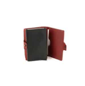 Hill Burry Cardholder aus hochwertigem Echtleder. Farbe rot. Aluminium Case in geöltem und pflanzlich gegerbtem Rindleder, RFID geschützt. Mit Scheinfach, ohne Münzfach. Geldbörse für Herren online kaufen bei Lederdeele Engelmeier aus Delbrück. Lederwaren Ostwestfalen. Ansicht Alu Case für 6 Karten