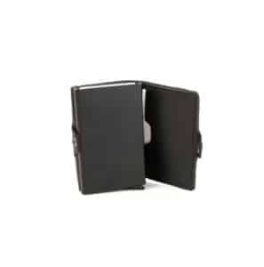 Hill Burry Cardholder aus hochwertigem Echtleder. Farbe schwarz. Aluminium Case in geöltem und pflanzlich gegerbtem Rindleder, RFID geschützt. Mit Scheinfach, ohne Münzfach. Geldbörse für Herren online kaufen bei Lederdeele Engelmeier aus Delbrück. Lederwaren Alu Case für 6 Karten