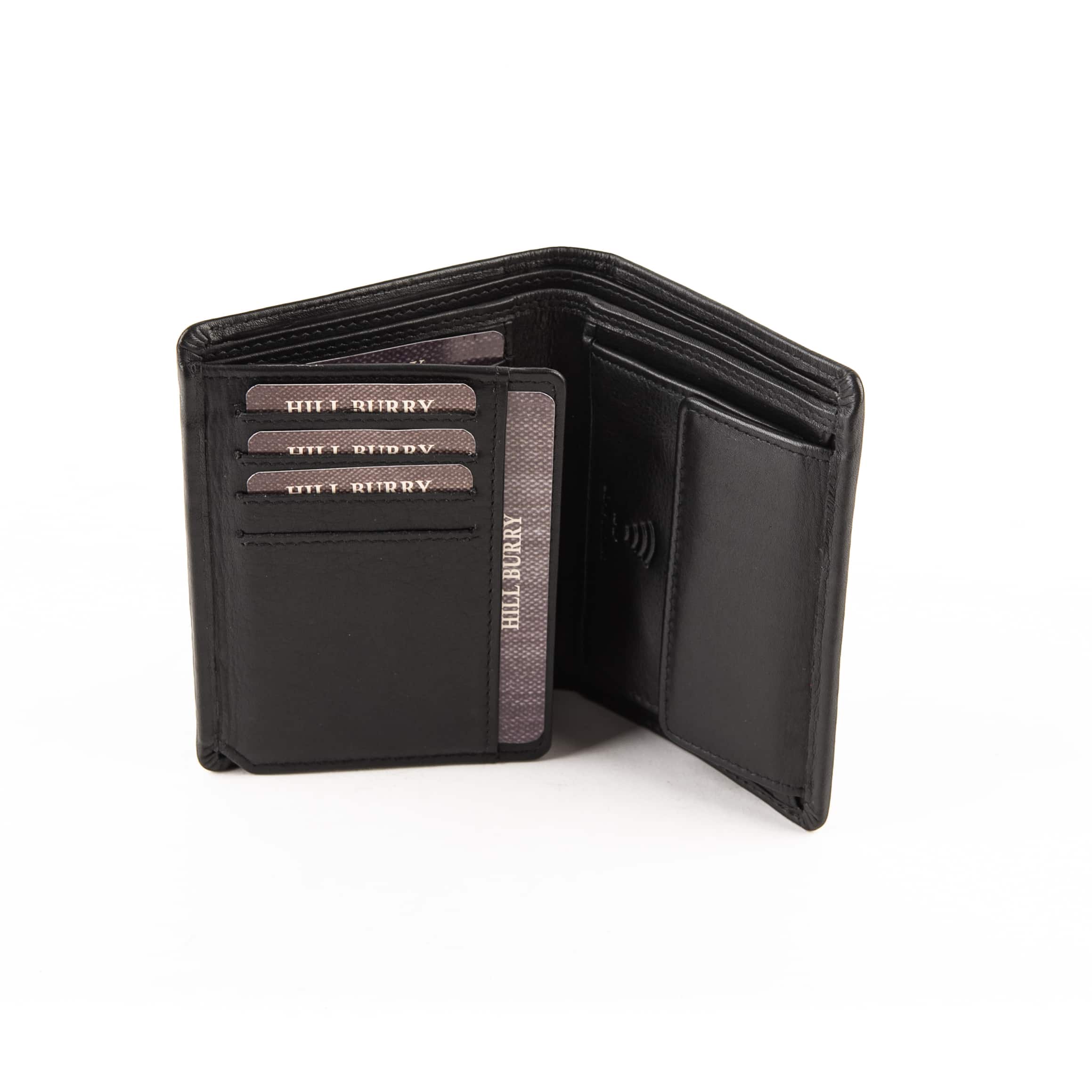 Hill Burry Herrenbörse Hochformat, nahtlos. Elegantes Portemonnaie, Geldbörse kaufen, RFID Safe, schwarz. Echtleder. Lederwaren Ostwestfalen, Lederdeele Delbrück, Paderborn_03 Hill Burry Herrenbörse im Hochformat. Elegantes Portemonnaie im schlicht schwarzen Design mit nahtloser Oberfläche. Geldbörse für Herren aus Rind-Nappa Leder mit RFID Schutz. Farbe schwarz. Jetzt kaufen bei Lederdeele Engelmeier aus Delbrück. Lederwaren Ostwestfalen. Ansicht Innenansicht Kartenfächer