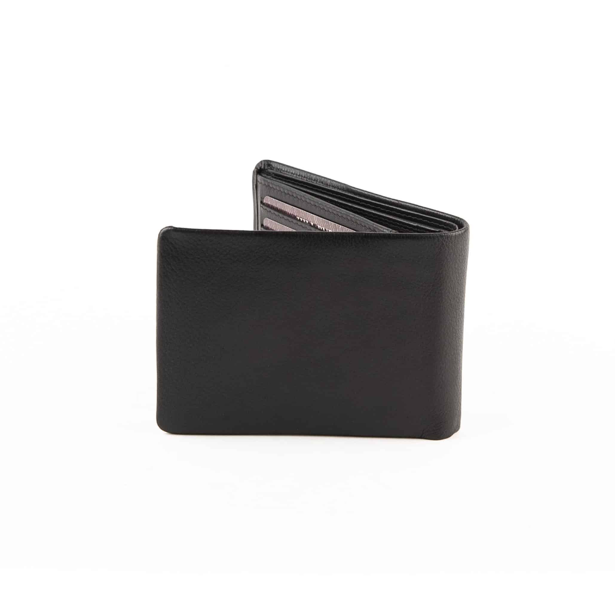 Hill Burry Herrenbörse Querformat, nahtlos. Elegantes Portemonnaie, Geldbörse kaufen, RFID Safe, schwarz. Echtleder. Lederwaren Ostwestfalen, Lederdeele Delbrück, Paderborn_08 Hill Burry Herrenbörse im Querformat. Elegantes Portemonnaie im schlicht schwarzen Design mit nahtloser Oberfläche. Geldbörse für Herren aus Rind-Nappa Leder mit RFID Schutz. Farbe schwarz. Jetzt kaufen bei Lederdeele Engelmeier aus Delbrück. Lederwaren Ostwestfalen. Ansicht Rückseite