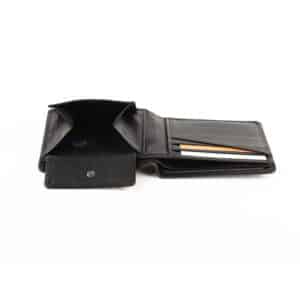 Hill Burry flache Scheintasche ohne Außennaht. Schwarze Herrenbörse im Querformat mit wenigen Kartenfächern. Portemonnaie aus Rindleder mit RFID Schutz online kaufen bei Lederdeele Engelmeier aus Delbrück, Paderborn. Ansicht Münzfach