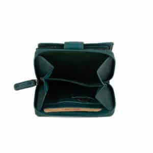 Jockey Club Damenbörse Schmetterling midi Größe. Farbe Petrol. Kleine Geldbörse mit Außenriegel und Münzfach mit Reißverschluss. Portemonnaie mit Butterfly Prägung auf Vorder- und Rückseite. Lederwaren online kaufen bei Lederdeele Engelmeier aus Delbrück, Paderborn. Ansicht Kleingeldfach mit innenliegenden Kartenfächer