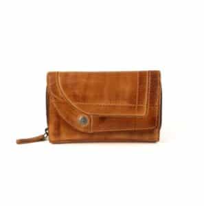 Jockey Club Damenbörse medium aus hochwertigem Rindleder. Echtleder Geldbörse in Cognac. Portemonnaie mit RFID Schutz und Münzfach mit Reißverschluss online kaufen bei Lederdeele Engelmeier aus Delbrück, Paderborn. Ansicht Vorderseite
