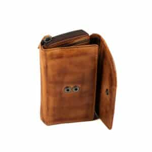 Jockey Club Damenbörse medium aus hochwertigem Rindleder. Echtleder Geldbörse in Cognac. Portemonnaie mit RFID Schutz und Münzfach mit Reißverschluss online kaufen bei Lederdeele Engelmeier aus Delbrück, Paderborn. Ansicht doppelter Druckknopfverschluss