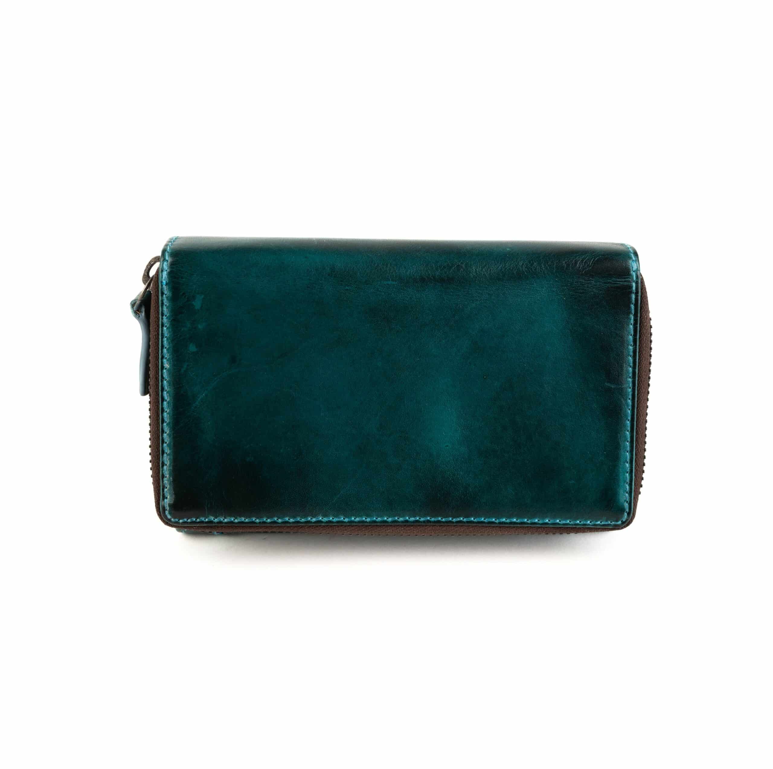 Jockey Club Damenbörse medium aus hochwertigem Rindleder. Echtleder Geldbörse in Petrol. Portemonnaie mit RFID Schutz und Münzfach mit Reißverschluss online kaufen bei Lederdeele Engelmeier aus Delbrück, Paderborn. Ansicht Rückseite