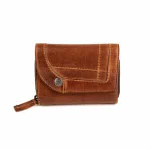 Jockey Club Damenbörse small aus hochwertigem Rindleder. Echtleder Geldbörse in Cognac. Portemonnaie mit RFID Schutz und Münzfach mit Reißverschluss online kaufen bei Lederdeele Engelmeier aus Delbrück, Paderborn. Ansicht Vorderseite