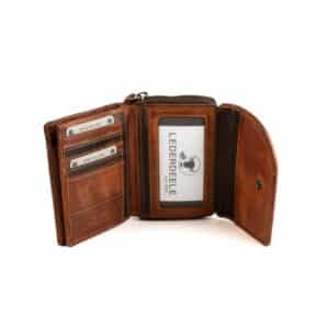 Jockey Club Damenbörse small aus hochwertigem Rindleder. Echtleder Geldbörse in Cognac. Portemonnaie mit RFID Schutz und Münzfach mit Reißverschluss online kaufen bei Lederdeele Engelmeier aus Delbrück, Paderborn. Ansicht Innenansicht