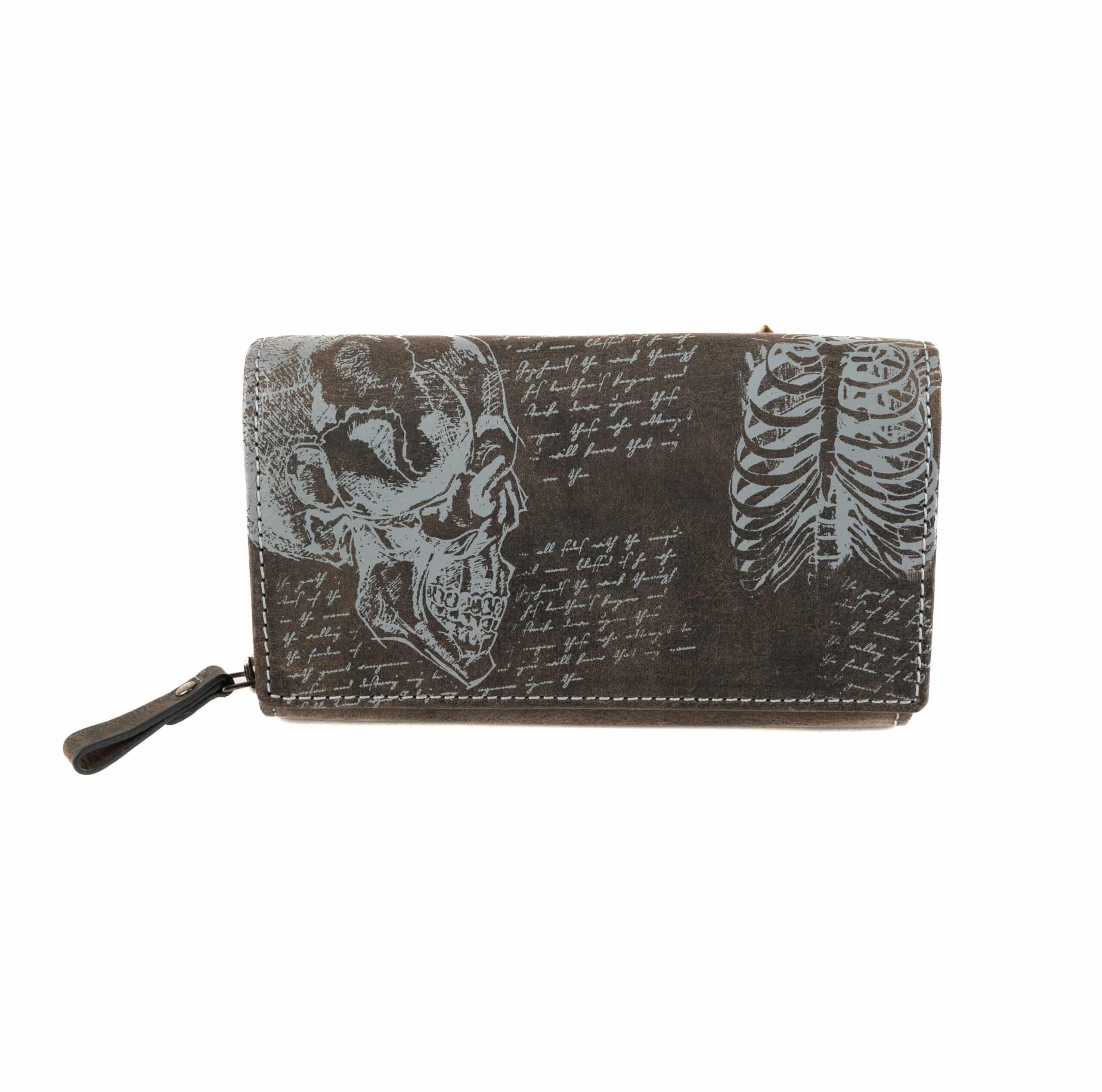 Jockey Club Portemonnaie da Vinci, große Geldbörse Schädel und Torax. Grau. Geldbörse mit Reißverschluss kaufen. Lederwaren Lederdeele Delbrück, Paderborn_01 Jockey Club Portemonnaie da Vinci, große Geldbörse mit Schädel und Thorax Prägung auf der Vorderseite. Fertigt aus kräftigem Büffelleder, Münzfach mit Reißverschluss. Farbe Grau. Jetzt kaufen bei Lederdeele Engelmeier aus Delbrück, Paderborn. Ansicht Vorderseite