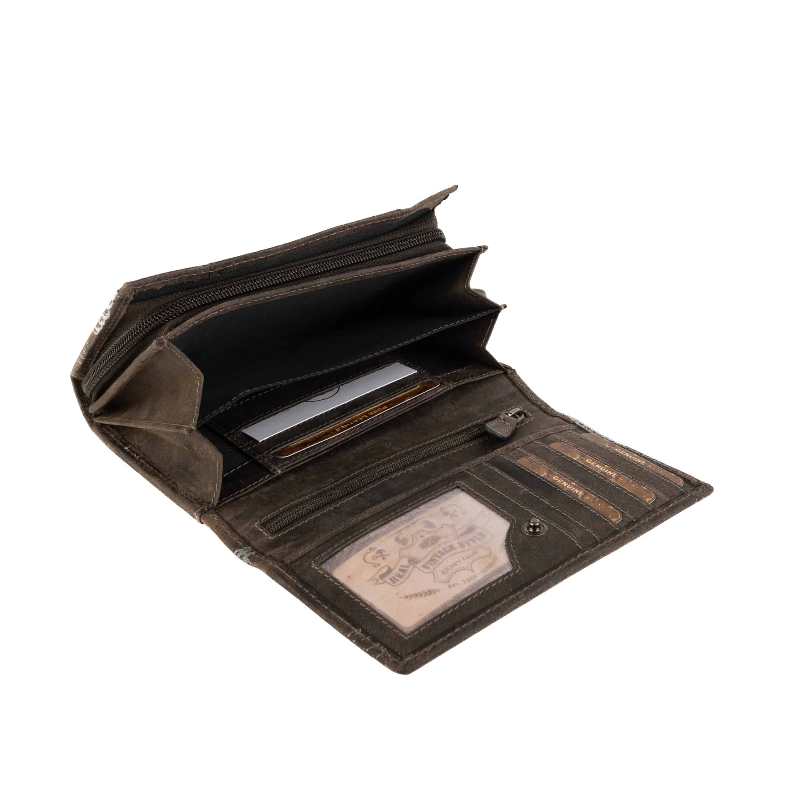 Jockey Club Portemonnaie da Vinci, große Geldbörse Schädel und Torax. Grau. Geldbörse mit Reißverschluss kaufen. Lederwaren Lederdeele Delbrück, Paderborn_07 Jockey Club Portemonnaie da Vinci, große Geldbörse mit Schädel und Thorax Prägung auf der Vorderseite. Fertigt aus kräftigem Büffelleder, Münzfach mit Reißverschluss. Farbe Grau. Jetzt kaufen bei Lederdeele Engelmeier aus Delbrück, Paderborn. Ansicht Steckfächer