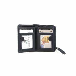 Jockey Club Retro Minibörse aus geöltem Rindleder. Kleines Portemonnaie für Damen mit Druckknopfverschluss und Münzfach mit Reißverschluss. Geldbörse mit RFID Schutz. Farbe Blau. Lederwaren Ostwestfalen. Damenbörse kaufen. Lederdeele Engelmeier Delbrück, Paderborn. Ansicht Kartenfächer