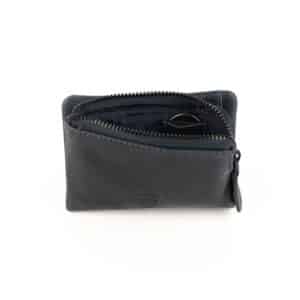 Jockey Club Retro Minibörse aus geöltem Rindleder. Kleines Portemonnaie für Damen mit Druckknopfverschluss und Münzfach mit Reißverschluss. Geldbörse mit RFID Schutz. Farbe Blau. Lederwaren Ostwestfalen. Damenbörse kaufen. Lederdeele Engelmeier Delbrück, Paderborn. Ansicht Münzfach