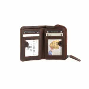 Jockey Club Retro Minibörse aus geöltem Rindleder. Kleines Portemonnaie für Damen mit Druckknopfverschluss und Münzfach mit Reißverschluss. Geldbörse mit RFID Schutz. Farbe dunkelbraun. Lederwaren Ostwestfalen. Damenbörse kaufen. Lederdeele Engelmeier Delbrück, Paderborn. Ansicht Innenansicht