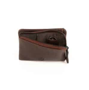 Jockey Club Retro Minibörse aus geöltem Rindleder. Kleines Portemonnaie für Damen mit Druckknopfverschluss und Münzfach mit Reißverschluss. Geldbörse mit RFID Schutz. Farbe dunkelbraun. Lederwaren Ostwestfalen. Damenbörse kaufen. Lederdeele Engelmeier Delbrück, Paderborn. Ansicht Münzfach