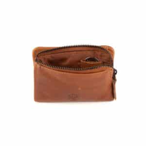 Jockey Club Retro Minibörse aus geöltem Rindleder. Kleines Portemonnaie für Damen mit Druckknopfverschluss und Münzfach mit Reißverschluss. Geldbörse mit RFID Schutz. Farbe Cognac. Lederwaren Ostwestfalen. Damenbörse kaufen. Lederdeele Engelmeier Delbrück, Paderborn. Ansicht Kleingeldfach