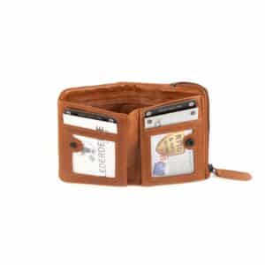 Jockey Club Retro Minibörse aus geöltem Rindleder. Kleines Portemonnaie für Damen mit Druckknopfverschluss und Münzfach mit Reißverschluss. Geldbörse mit RFID Schutz. Farbe Cognac. Lederwaren Ostwestfalen. Damenbörse kaufen. Lederdeele Engelmeier Delbrück, Paderborn. Ansicht Scheinfach