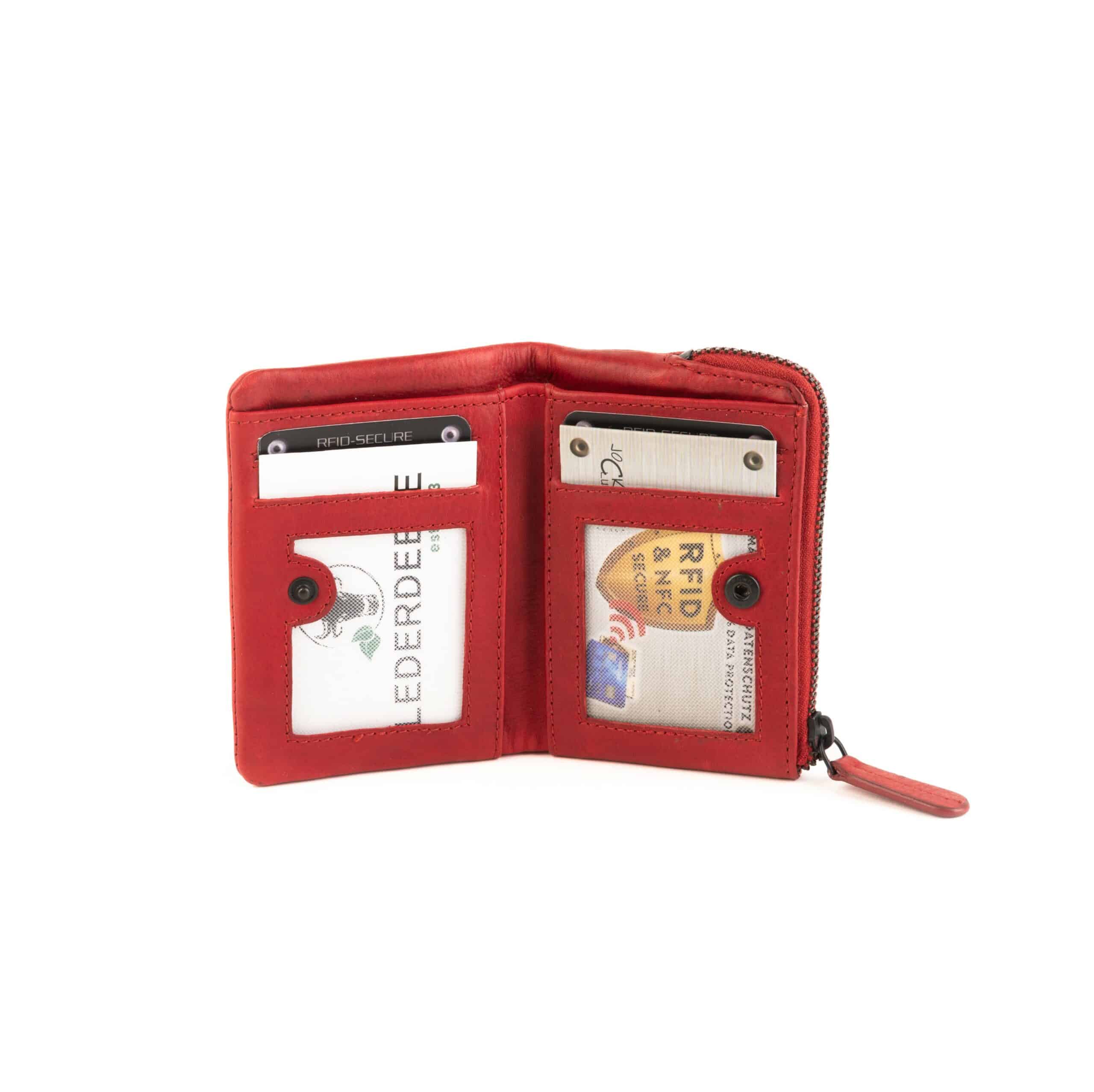 Jockey Club Retro Minibörse aus geöltem Rindleder. Kleines Portemonnaie für Damen mit Druckknopfverschluss und Münzfach mit Reißverschluss. Geldbörse mit RFID Schutz. Farbe Rot. Lederwaren Ostwestfalen. Damenbörse kaufen. Lederdeele Engelmeier Delbrück, Paderborn. Ansicht Innenansicht