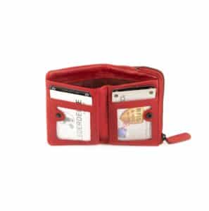 Jockey Club Retro Minibörse aus geöltem Rindleder. Kleines Portemonnaie für Damen mit Druckknopfverschluss und Münzfach mit Reißverschluss. Geldbörse mit RFID Schutz. Farbe Rot. Lederwaren Ostwestfalen. Damenbörse kaufen. Lederdeele Engelmeier Delbrück, Paderborn. Ansicht Scheinfach