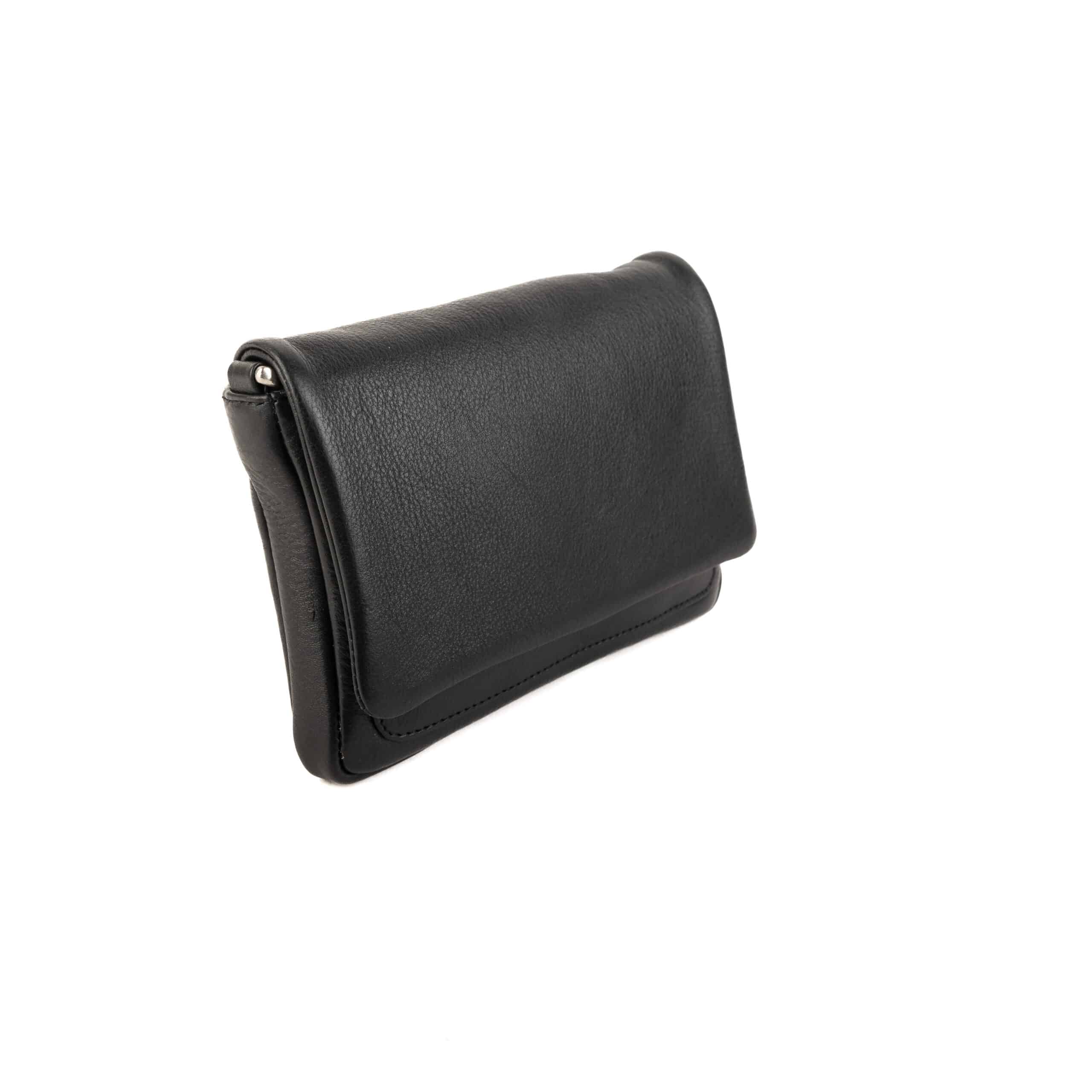 Kleine Echtleder Handtasche_Abendtasche_Ledertasche_Damen_schwarz_Lederdeele_Delbrück_Paderborn_02 Kleine Echtleder Handtasche aus weichem Rind Nappa Leder. Abendtasche für Damen mit Überschlag und langem Tragegurt. Ledertasche von Estelle. Farbe Schwarz. Jetzt online kaufen bei Lederdeele Engelmeier aus Delbrück, Paderborn. Ansicht Vorderseite