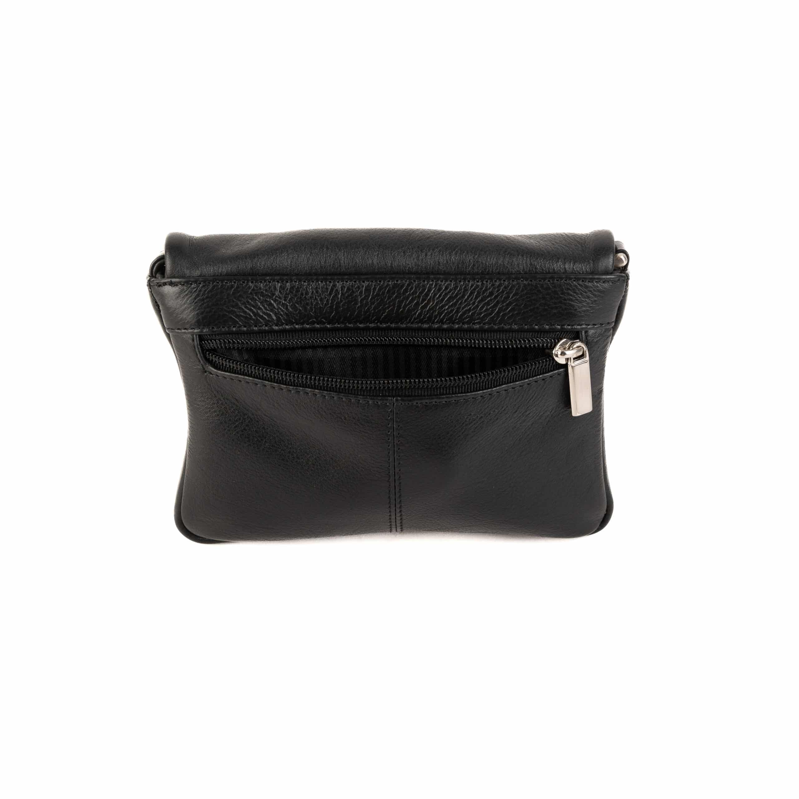 Kleine Echtleder Handtasche_Abendtasche_Ledertasche_Damen_schwarz_Lederdeele_Delbrück_Paderborn_04 Kleine Echtleder Handtasche aus weichem Rind Nappa Leder. Abendtasche für Damen mit Überschlag und langem Tragegurt. Ledertasche von Estelle. Farbe Schwarz. Jetzt online kaufen bei Lederdeele Engelmeier aus Delbrück, Paderborn. Ansicht Rückseite mit Reißverschlussfach