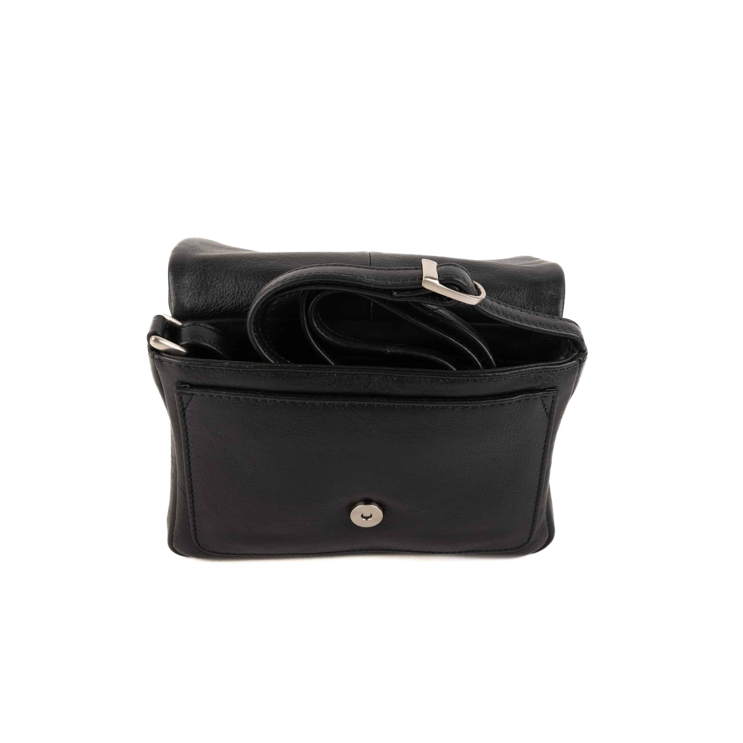 Kleine Echtleder Handtasche_Abendtasche_Ledertasche_Damen_schwarz_Lederdeele_Delbrück_Paderborn_05 Kleine Echtleder Handtasche aus weichem Rind Nappa Leder. Abendtasche für Damen mit Überschlag und langem Tragegurt. Ledertasche von Estelle. Farbe Schwarz. Jetzt online kaufen bei Lederdeele Engelmeier aus Delbrück, Paderborn. Ansicht Innenansicht