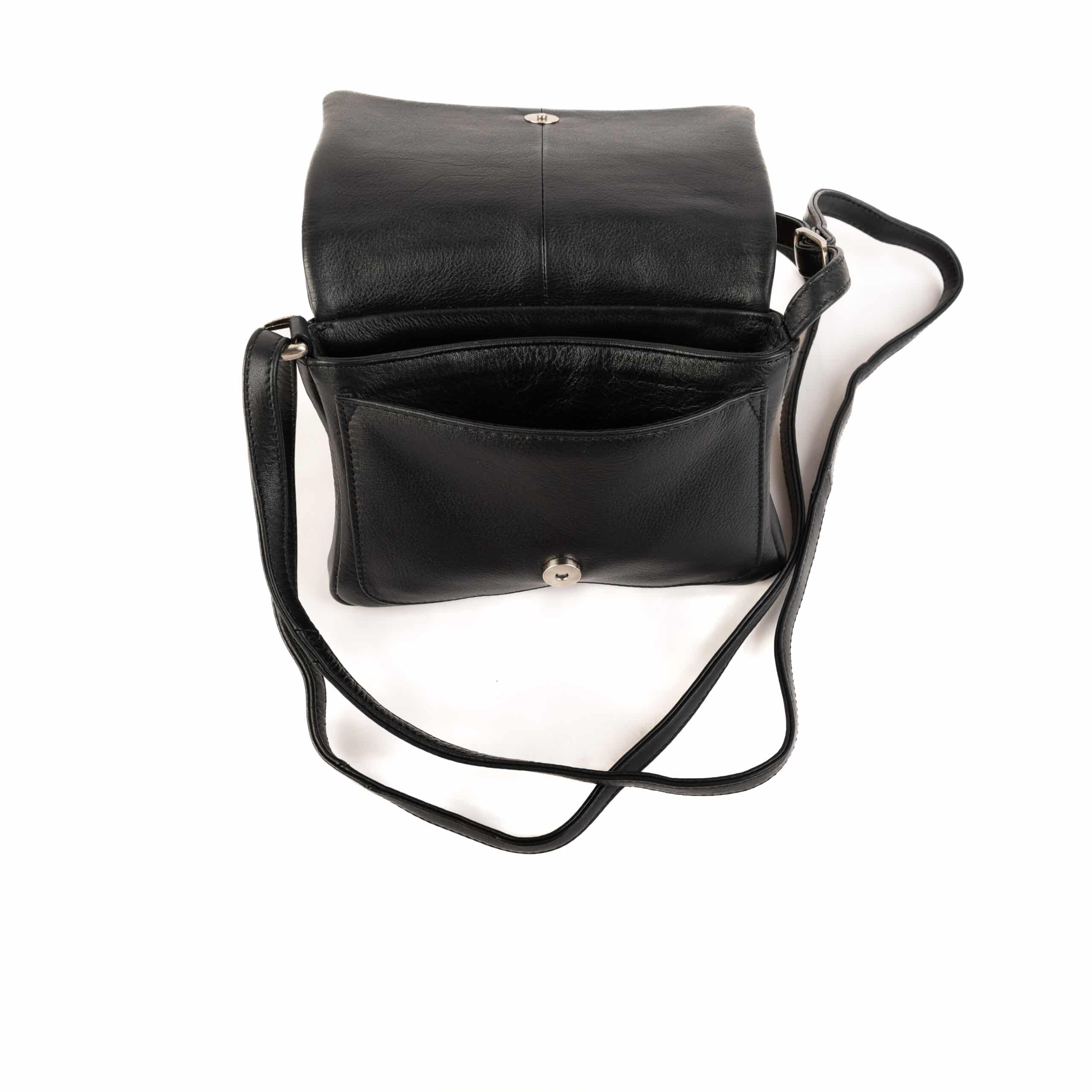 Kleine Echtleder Handtasche_Abendtasche_Ledertasche_Damen_schwarz_Lederdeele_Delbrück_Paderborn_07 Kleine Echtleder Handtasche aus weichem Rind Nappa Leder. Abendtasche für Damen mit Überschlag und langem Tragegurt. Ledertasche von Estelle. Farbe Schwarz. Jetzt online kaufen bei Lederdeele Engelmeier aus Delbrück, Paderborn. Ansicht Innenansicht