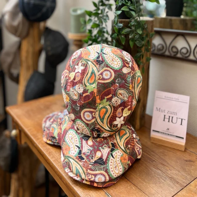 Ein bisschen Retro und ganz viel Stil 🧡Das farbenfrohe Blumenmuster lässt diese Schiebermütze zum Blickfang für den Sommer werden! Kombiniert mit dem leichten Material aus 100% Baumwolle hat diese Flatcap definitiv das Potential zur Lieblingsmütze! 

Wer den Mut zum Hut ausleben möchte ist bei uns genau richtig! Schau gerne vorbei und stöber durch das neue Sortiment 🌞 wir freuen uns auf dich!

Jetzt in der Lederdeele - deinem Lederwaren Fachgeschäft an der Lange Straße 

#sommerhut #springvibe #hutmode #fiebig #herrenmode #lederwaren #ostwestfalen #delbrück #delbrückkauftlokal #paderborn #kreispaderborn